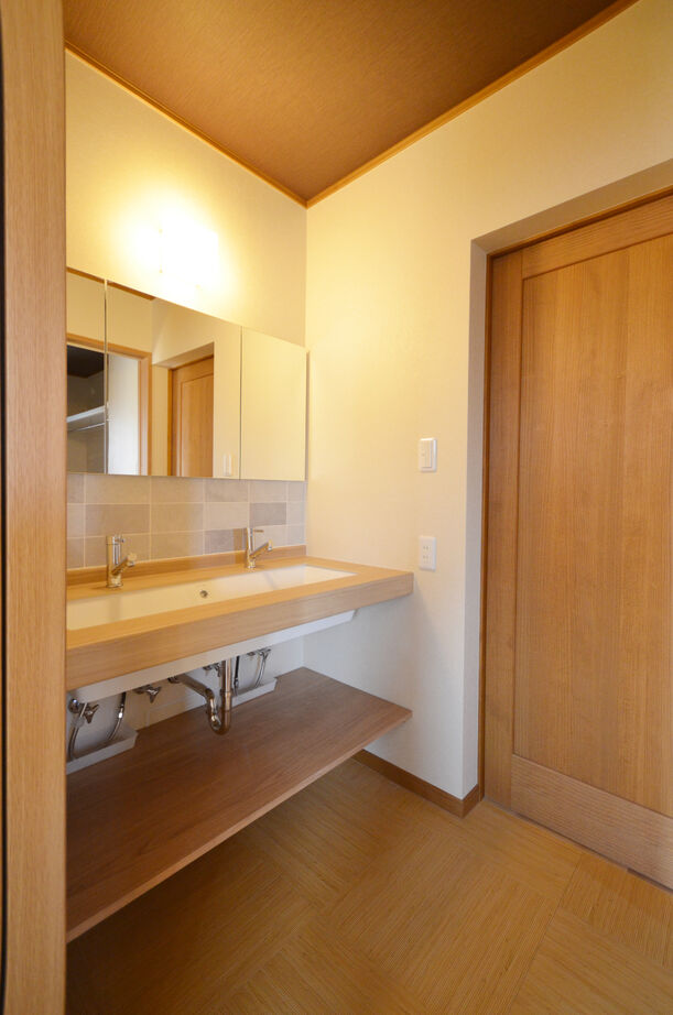 木の国工房 【2000万円台／40坪／間取り有】和室のリビング、竹垣で囲った坪庭、天然無垢材を使用した和風モダンの家の建築実例画像9