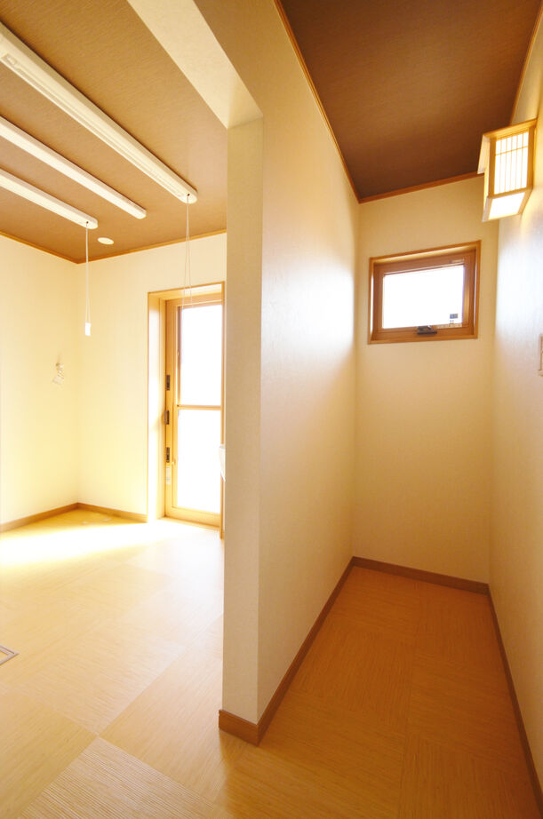 木の国工房 【2000万円台／40坪／間取り有】和室のリビング、竹垣で囲った坪庭、天然無垢材を使用した和風モダンの家の建築実例画像10