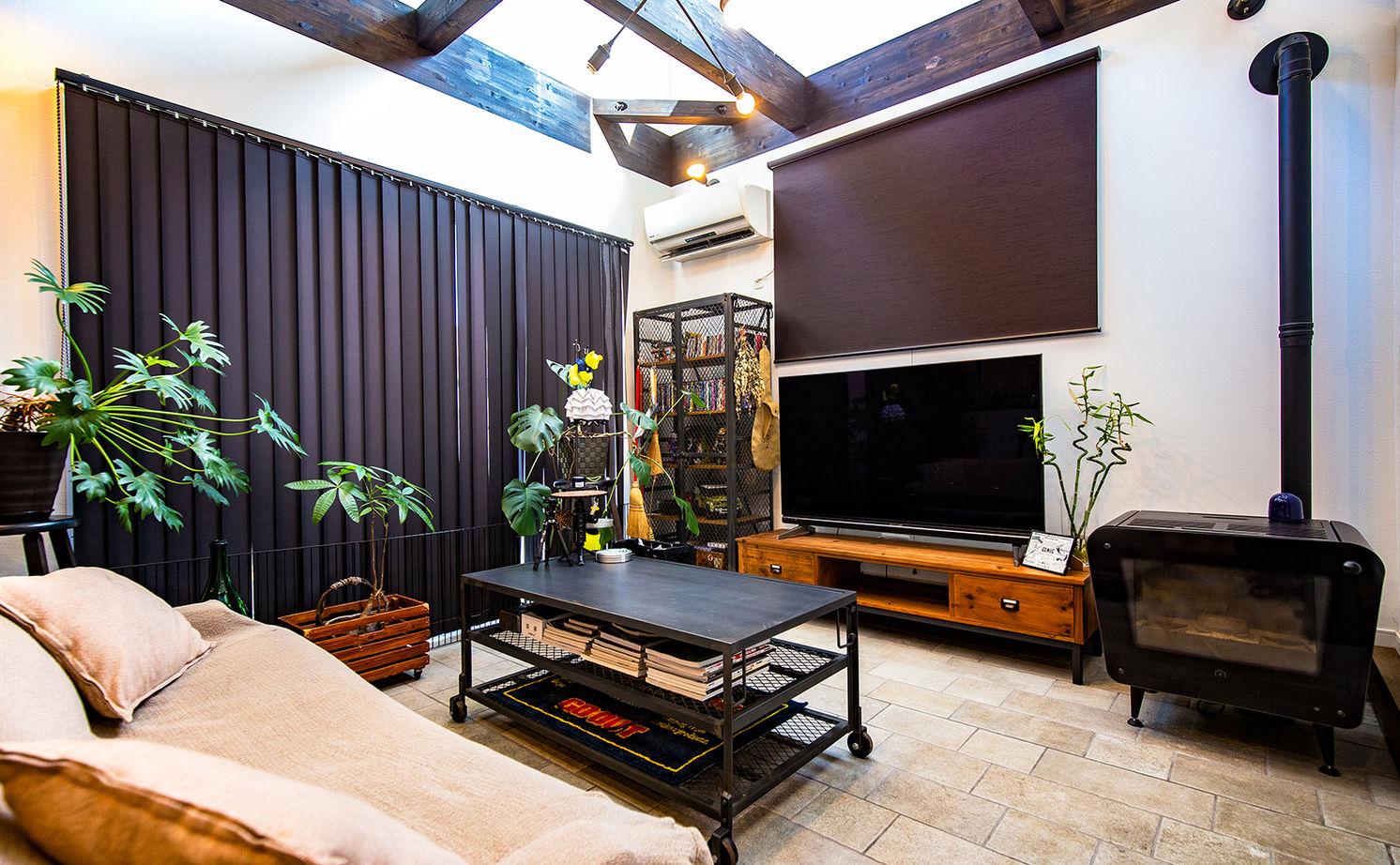 近江建設/アイフルホーム・フィアスホーム 【土間リビング／1000万円台／間取り有】「吹き抜け」＋「庭・ガレージ」＋「インテリア」の開放的な住まいの建築実例画像3