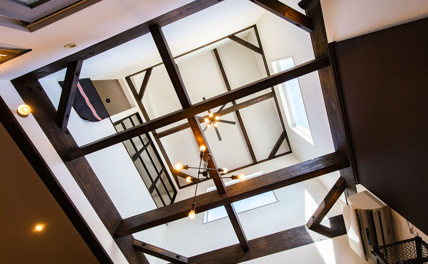 近江建設/アイフルホーム・フィアスホーム 【土間リビング／1000万円台／間取り有】「吹き抜け」＋「庭・ガレージ」＋「インテリア」の開放的な住まいの建築実例画像9