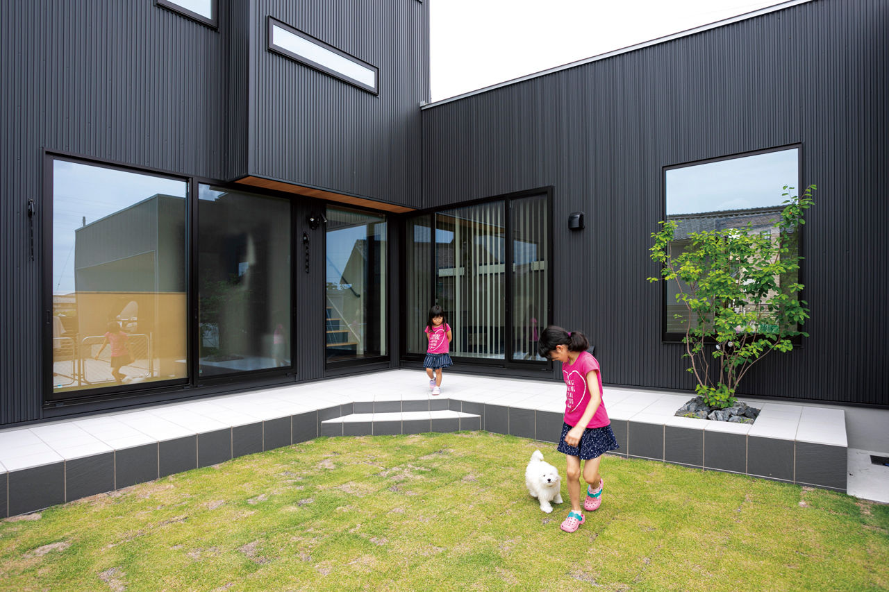 クラフトホーム 【2000万円台/間取図有】広い間口とクールでインパクトのある平屋風外観/ビルトインガレージ風 駐車2台可の建築実例画像2