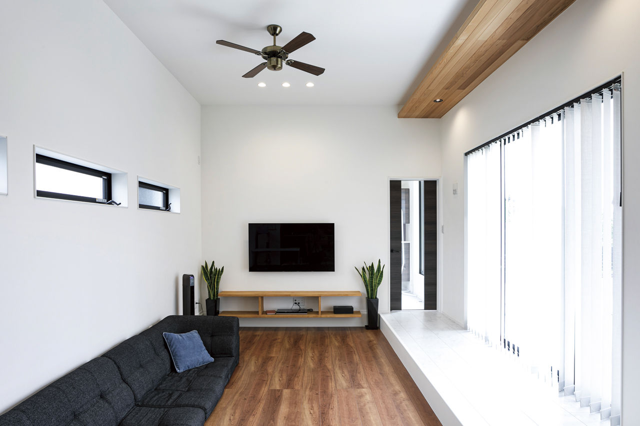 クラフトホーム 【2000万円台/間取図有】広い間口とクールでインパクトのある平屋風外観/ビルトインガレージ風 駐車2台可の建築実例画像3