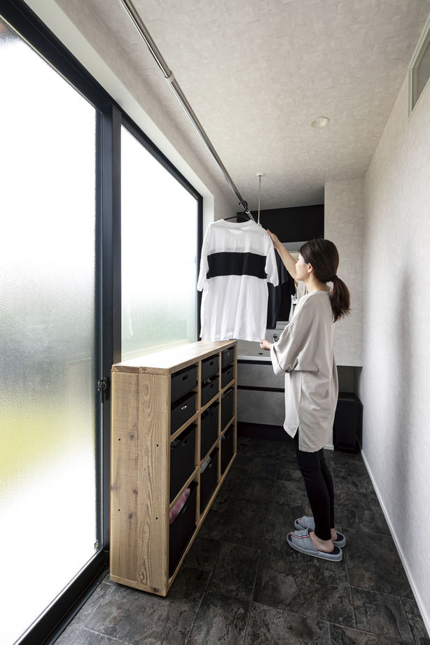 クラフトホーム 【2000万円台/間取図有】広い間口とクールでインパクトのある平屋風外観/ビルトインガレージ風 駐車2台可の建築実例画像7