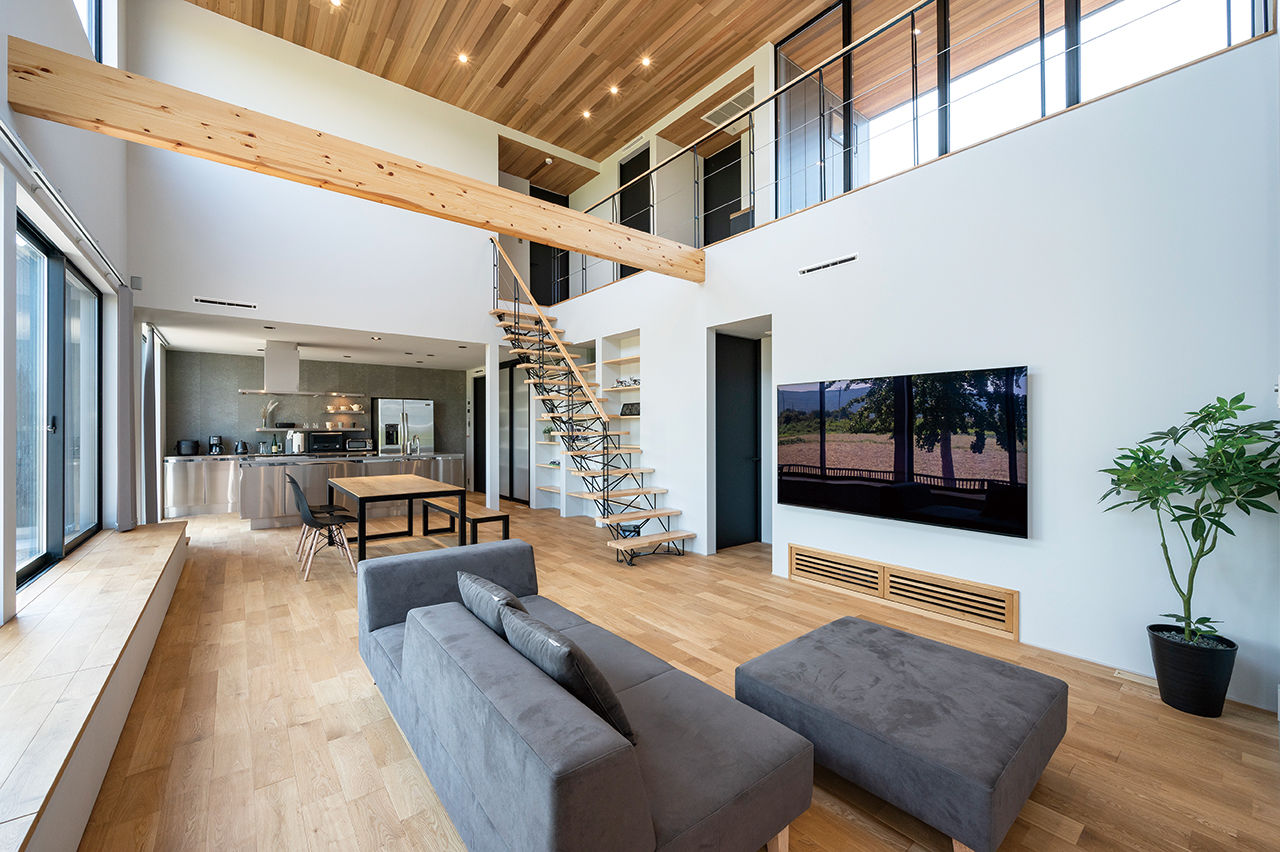 クラフトホーム 【ガレージハウス/50坪台/間取り図】外と中のギャップを堪能できる開放的な29畳の吹抜けLDK/駐車2台可の建築実例画像2