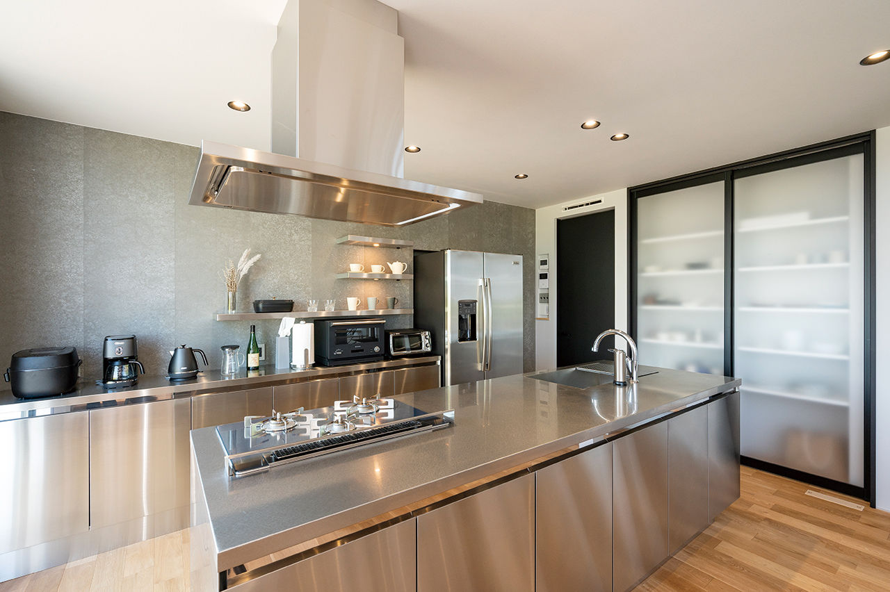 クラフトホーム 【ガレージハウス/50坪台/間取り図】外と中のギャップを堪能できる開放的な29畳の吹抜けLDK/駐車2台可の建築実例画像6