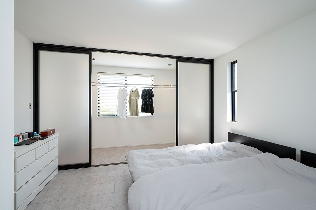 クラフトホーム 【ガレージハウス/50坪台/間取り図】外と中のギャップを堪能できる開放的な29畳の吹抜けLDK/駐車2台可の建築実例画像8