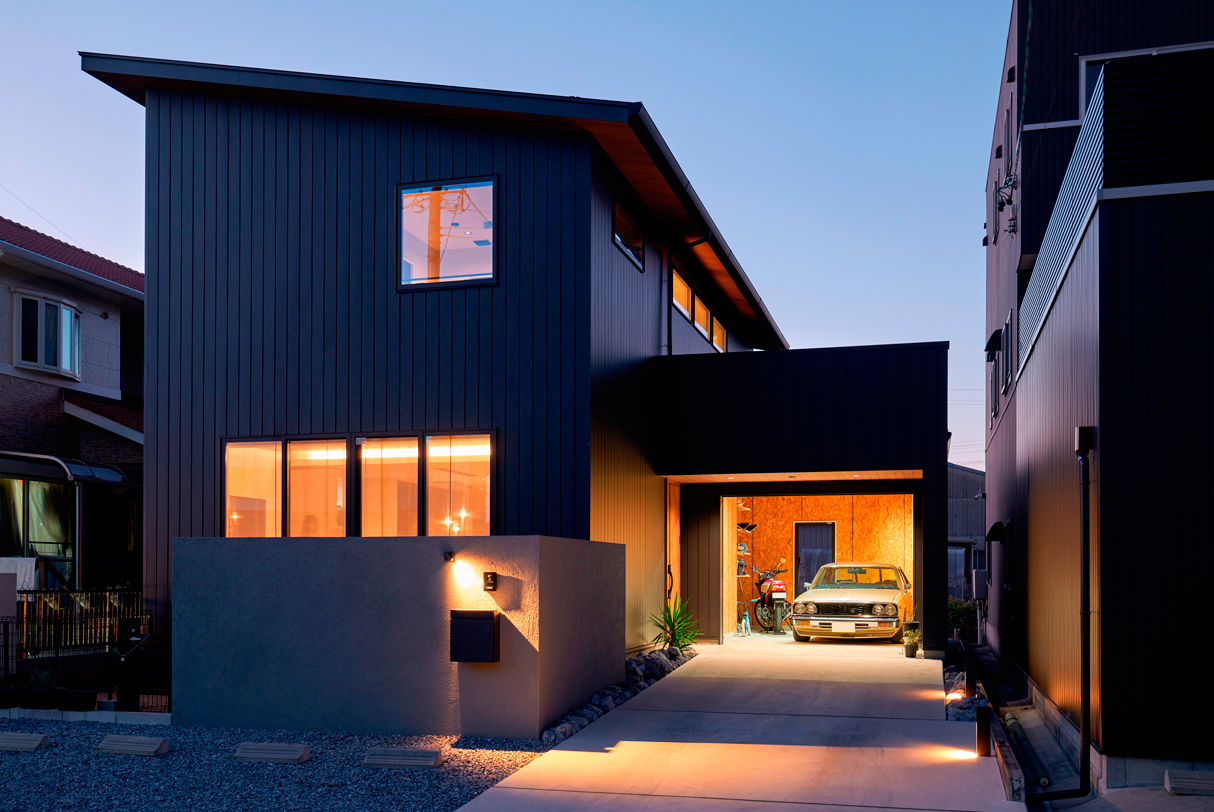 クラフトホーム 【2000万円台/40坪台/インナーガレージ/土間玄関/間取図有】愛車が映えるガレージや土間玄関がカッコいい家の建築実例画像1