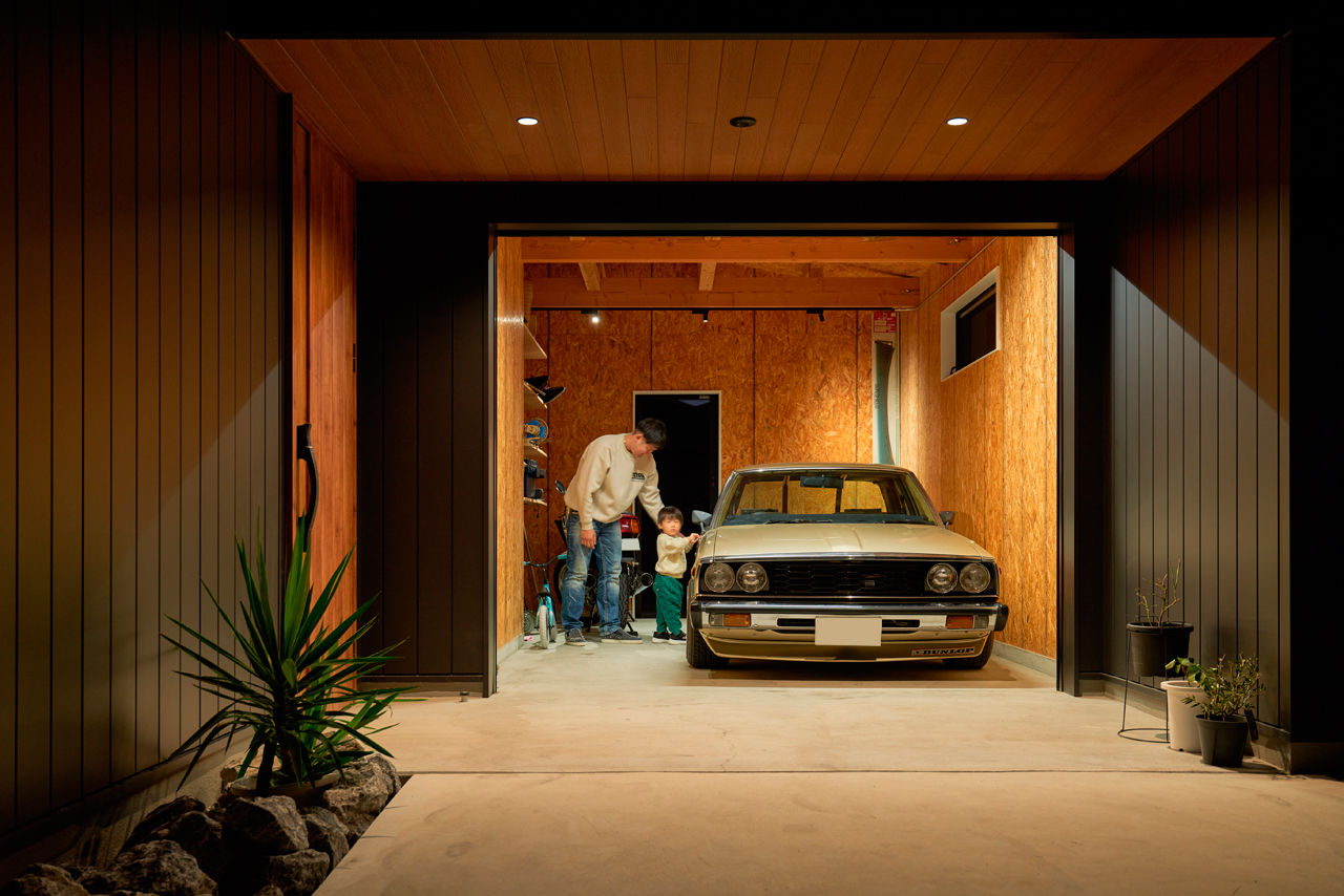 クラフトホーム 【2000万円台/40坪台/インナーガレージ/土間玄関/間取図有】愛車が映えるガレージや土間玄関がカッコいい家の建築実例画像2