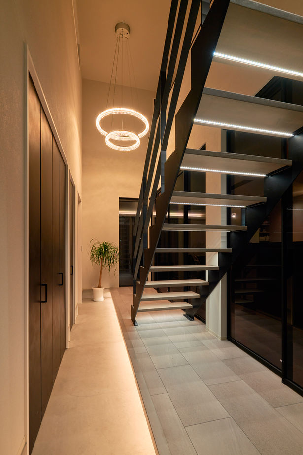 クラフトホーム 【2000万円台/40坪台/インナーガレージ/土間玄関/間取図有】愛車が映えるガレージや土間玄関がカッコいい家の建築実例画像3