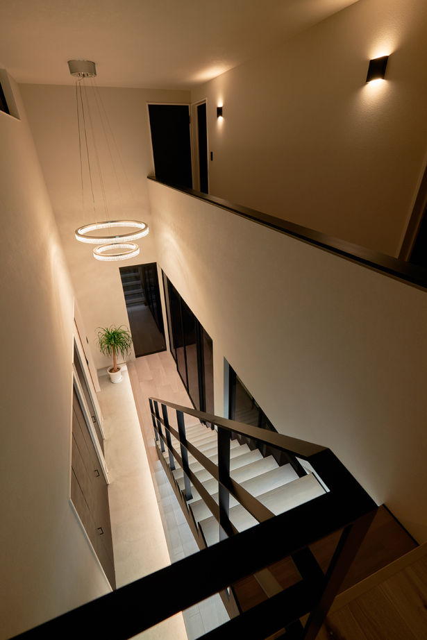 クラフトホーム 【2000万円台/40坪台/インナーガレージ/土間玄関/間取図有】愛車が映えるガレージや土間玄関がカッコいい家の建築実例画像4