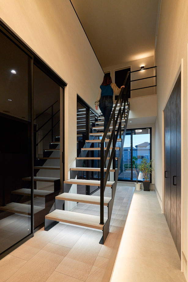 クラフトホーム 【2000万円台/40坪台/インナーガレージ/土間玄関/間取図有】愛車が映えるガレージや土間玄関がカッコいい家の建築実例画像6