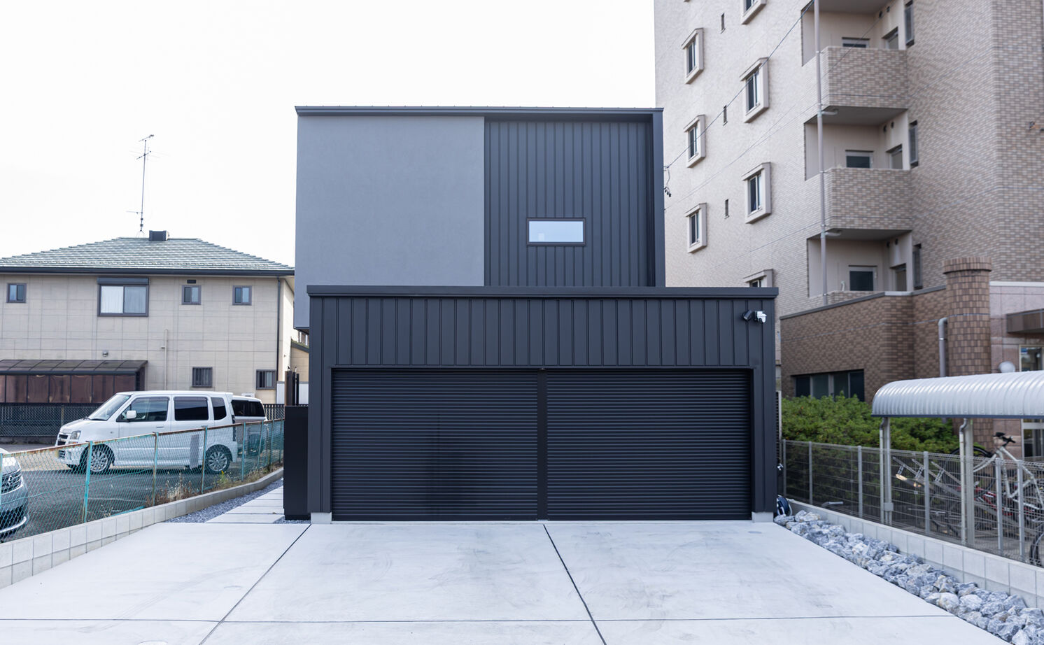 クラフトホーム 【2000万円台/30坪台/3LDK/2階建て】ホテルライクなくつろぎの空間を叶えたスタイリッシュなガレージハウスの建築実例画像