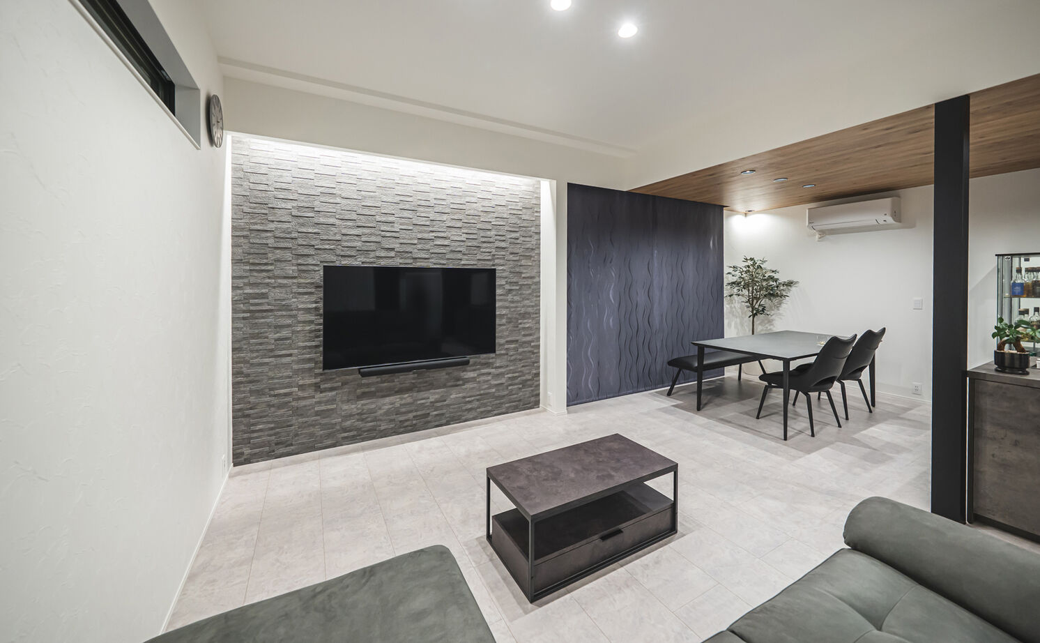 クラフトホーム 【2000万円台/30坪台/3LDK/2階建て】ホテルライクなくつろぎの空間を叶えたスタイリッシュなガレージハウスの建築実例画像2