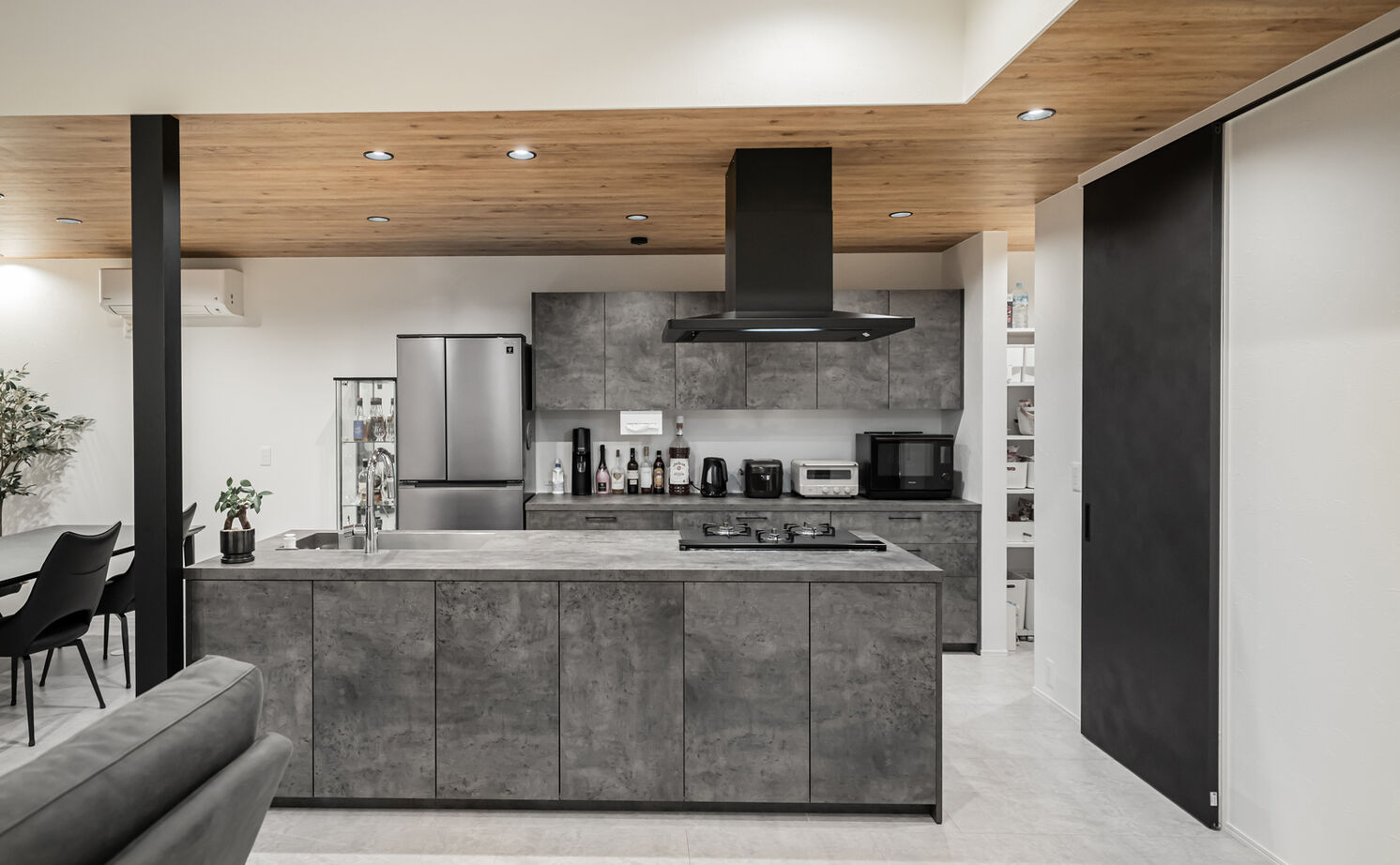 クラフトホーム 【2000万円台/30坪台/3LDK/2階建て】ホテルライクなくつろぎの空間を叶えたスタイリッシュなガレージハウスの建築実例画像4