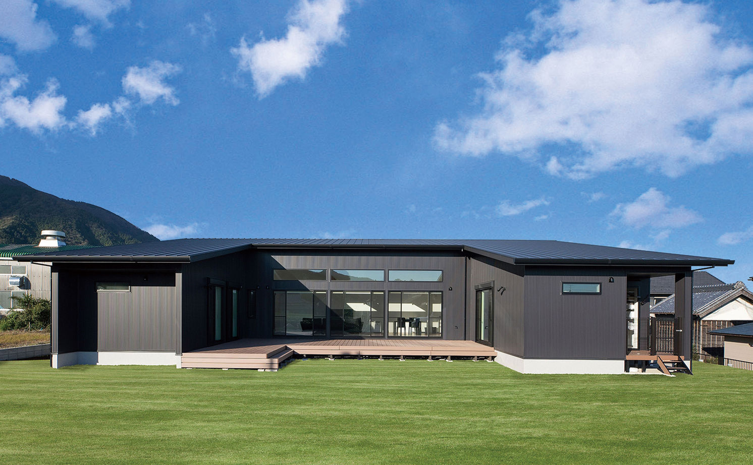 サティスホーム岐阜 【間取り図有×平屋×回遊導線】無垢の床で子供にも安心。暮らしの機能をコの字でゾーニングした平屋の建築実例画像