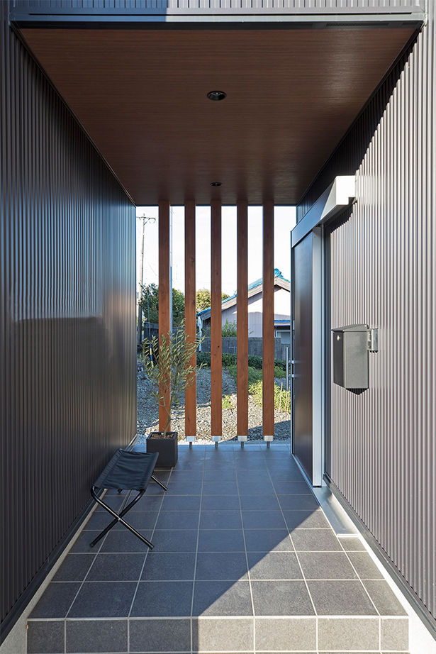 サティスホーム岐阜 【間取り図有×平屋×回遊導線】無垢の床で子供にも安心。暮らしの機能をコの字でゾーニングした平屋の建築実例画像3