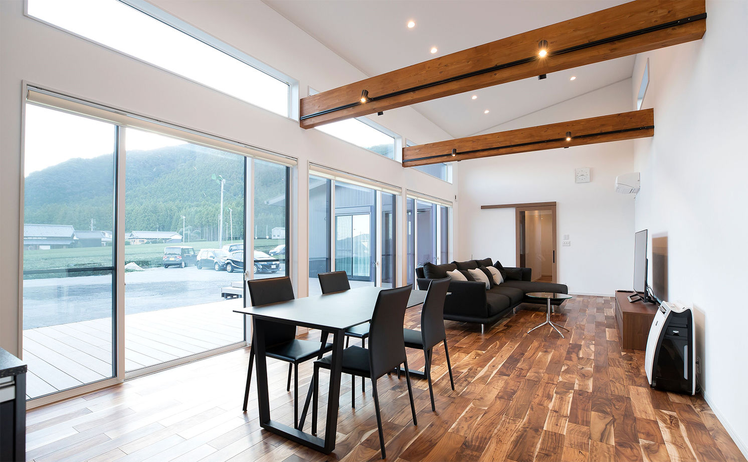 サティスホーム岐阜 【間取り図有×平屋×回遊導線】無垢の床で子供にも安心。暮らしの機能をコの字でゾーニングした平屋の建築実例画像5