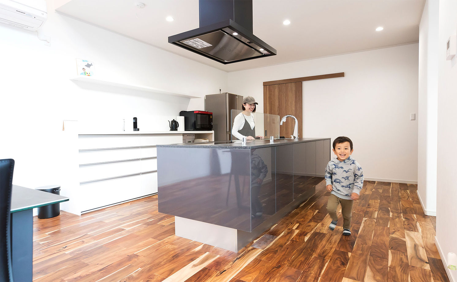 サティスホーム岐阜 【間取り図有×平屋×回遊導線】無垢の床で子供にも安心。暮らしの機能をコの字でゾーニングした平屋の建築実例画像9