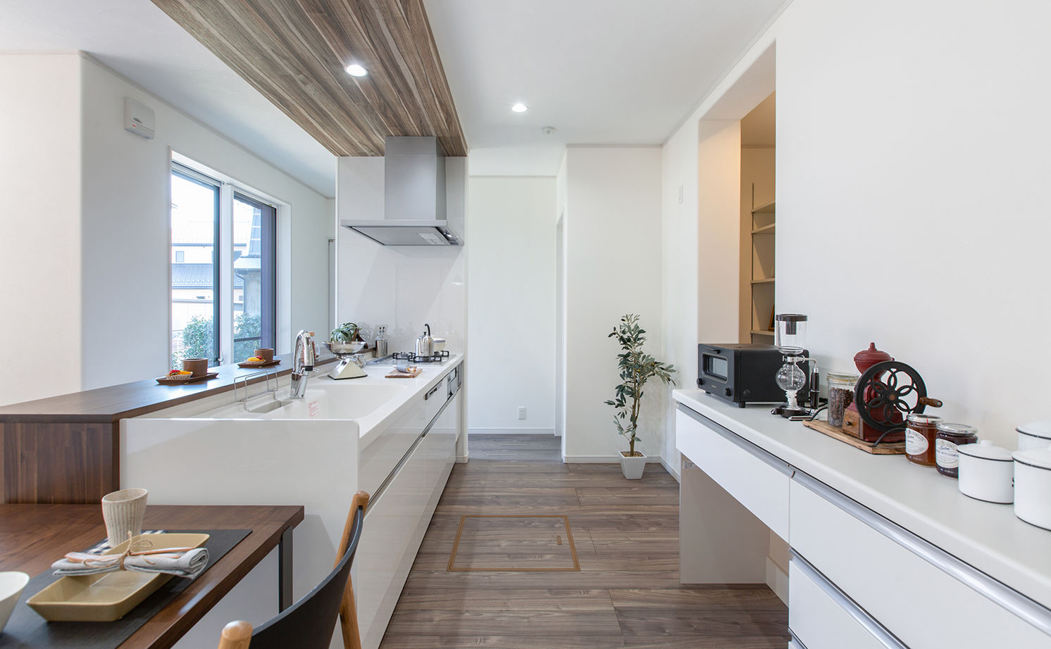 サティスホーム岐阜 【一宮市×間取り図有×1000万円台×平屋】固定階段で行ける小屋裏収納で収納量◎陽光を効率よく導くL字型平屋の建築実例画像11