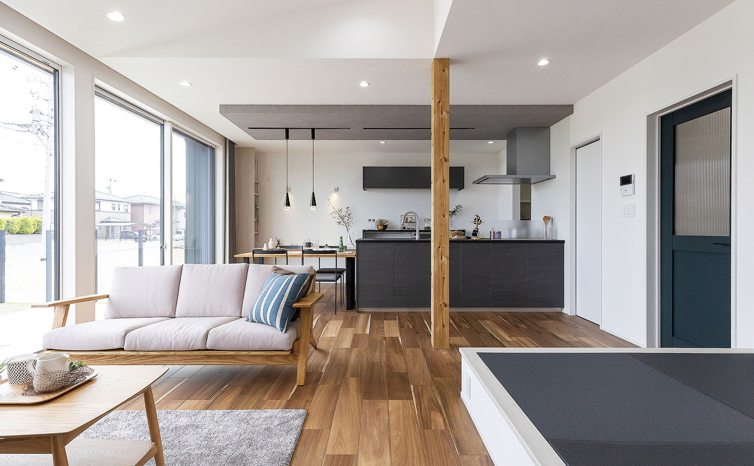 サティスホーム岐阜 【瑞穂市×間取図有×半平屋スタイル】スムーズな生活動線を叶えた、軒裏が映える半平屋のデザイン住宅の建築実例画像2