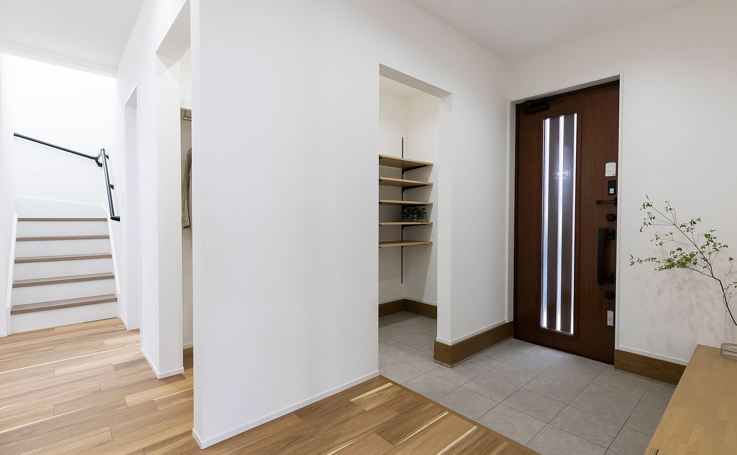 サティスホーム岐阜 【瑞穂市×間取図有×半平屋スタイル】スムーズな生活動線を叶えた、軒裏が映える半平屋のデザイン住宅の建築実例画像4