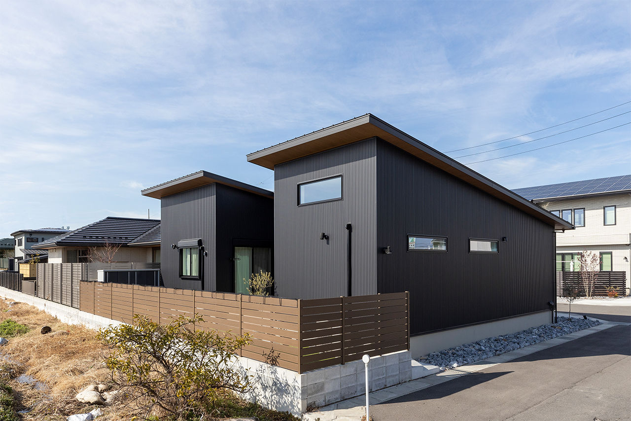 サティスホーム岐阜 【岐阜県×2000万円台×平屋×中庭】暮らすほど快適性を実感。風情あるガルバリウム外観のコの字型平屋の建築実例画像3