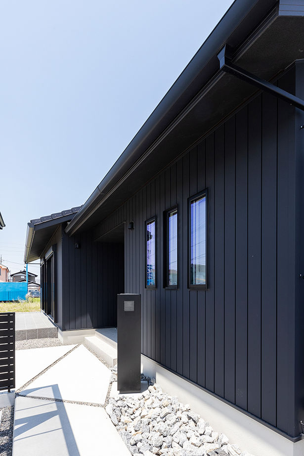 サティスホーム岐阜 【一宮市×間取り図有×2000万円台×平屋】小屋裏を活かした開放的なリビング。収納力と家事動線を極めた平屋の建築実例画像3