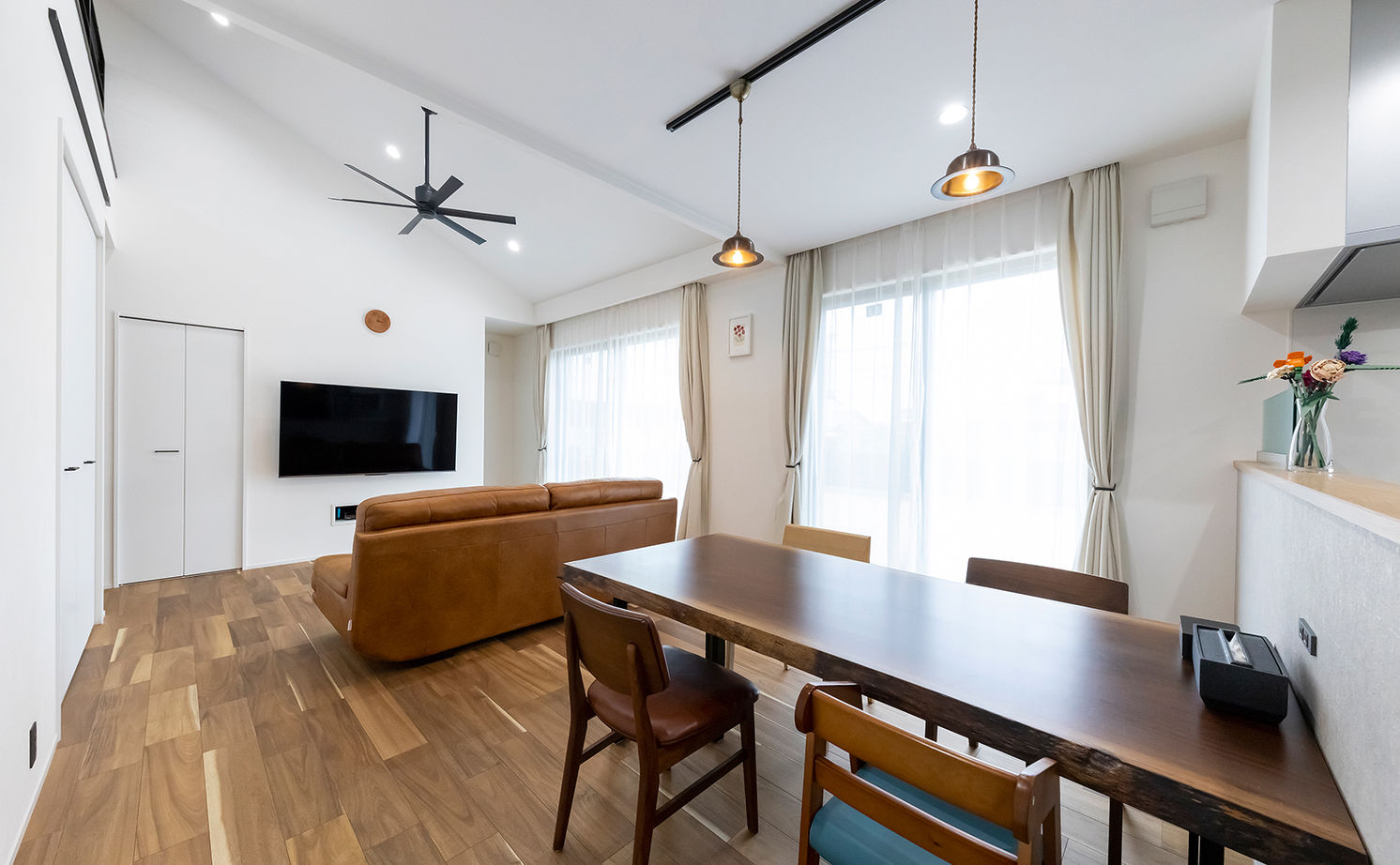 サティスホーム岐阜 【一宮市×間取り図有×2000万円台×平屋】小屋裏を活かした開放的なリビング。収納力と家事動線を極めた平屋の建築実例画像6