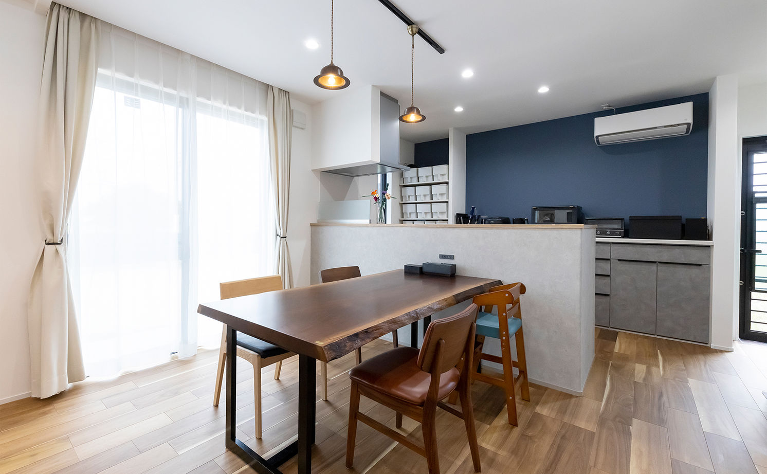 サティスホーム岐阜 【一宮市×間取り図有×2000万円台×平屋】小屋裏を活かした開放的なリビング。収納力と家事動線を極めた平屋の建築実例画像8