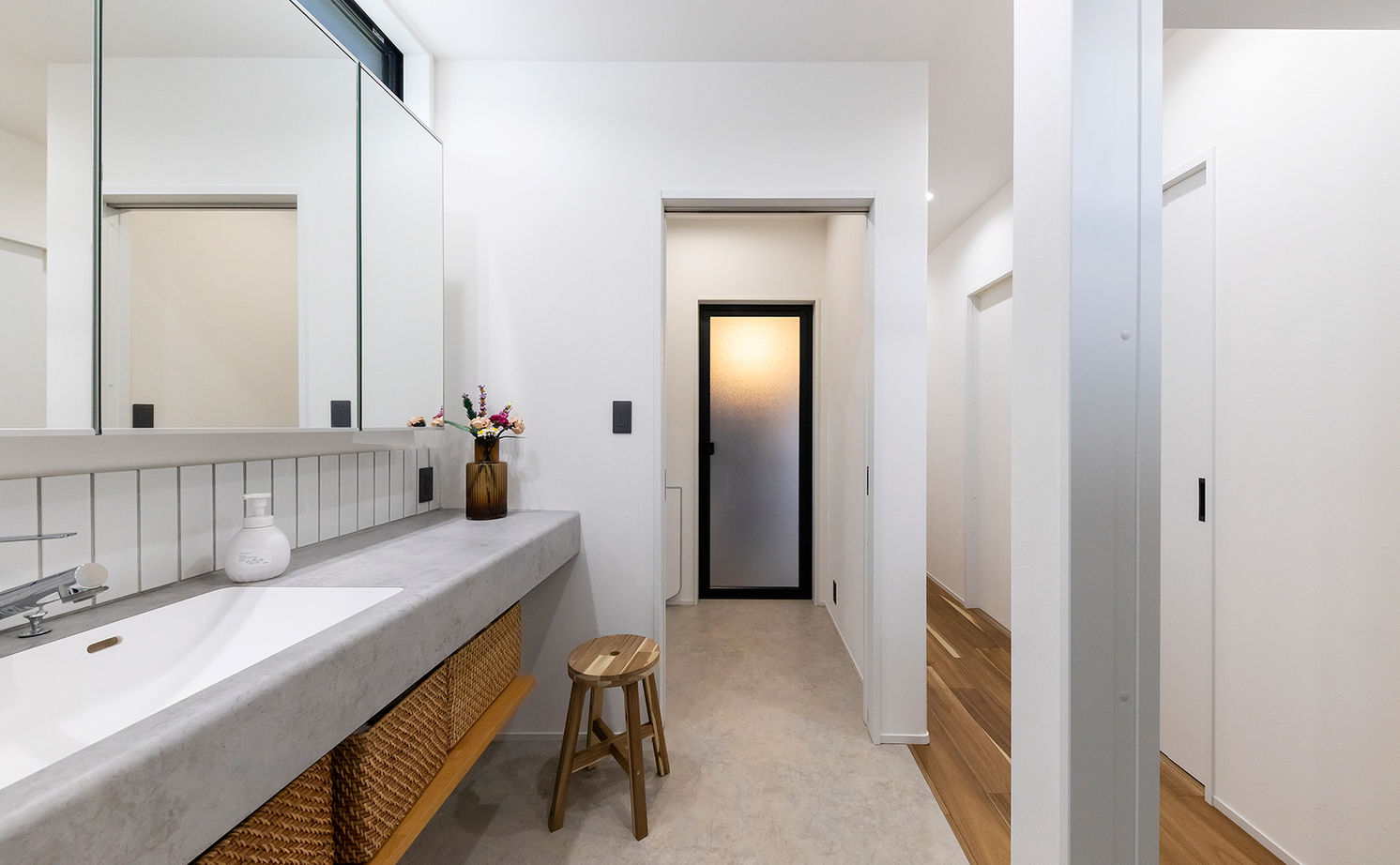 サティスホーム岐阜 【一宮市×間取り図有×2000万円台×平屋】小屋裏を活かした開放的なリビング。収納力と家事動線を極めた平屋の建築実例画像15