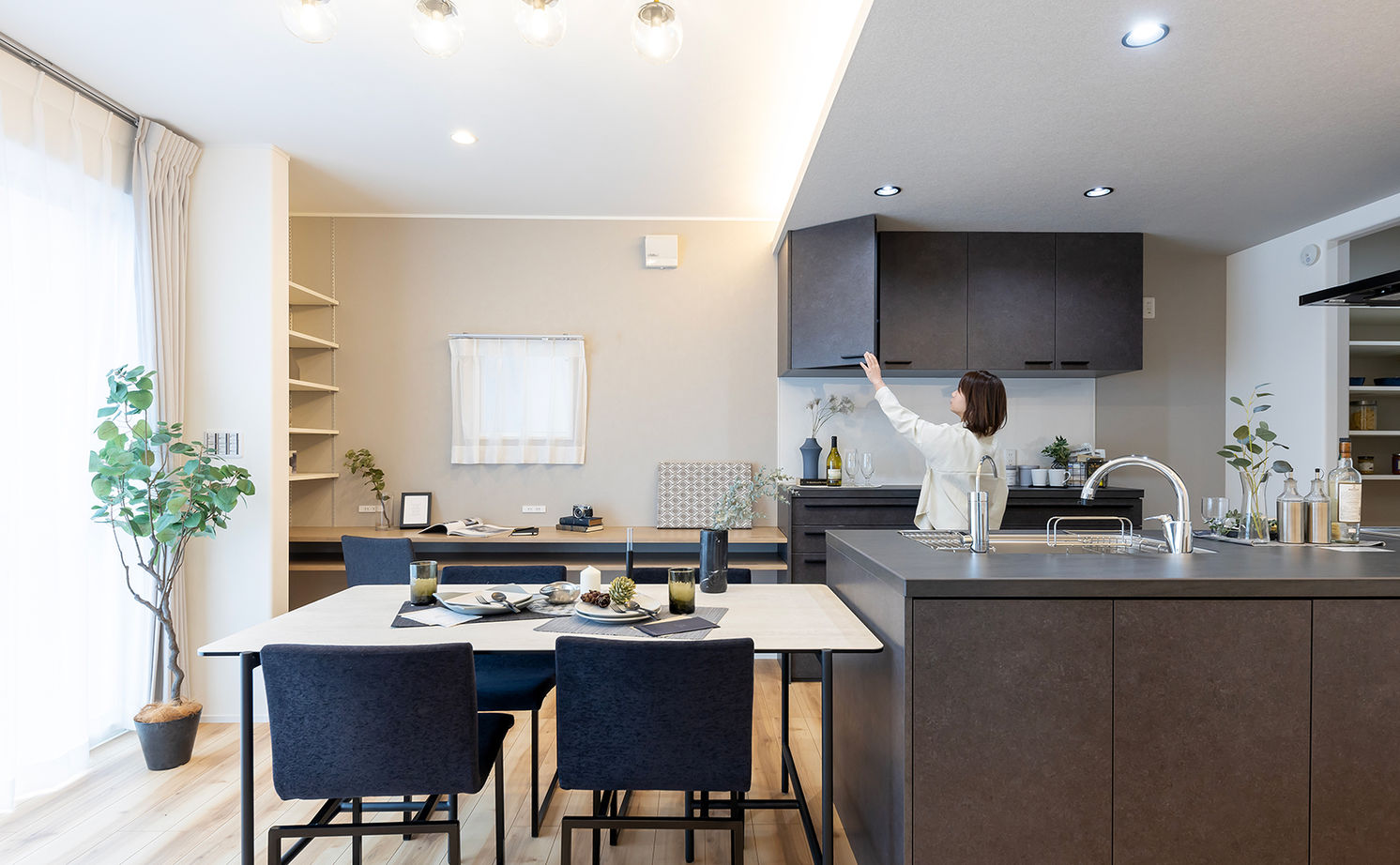 サティスホーム岐阜 【羽島郡×自由設計×モダンスタイル×間取図あり】幾重にも描く回遊動線上に設備も収納も配置した快適な家の建築実例画像1