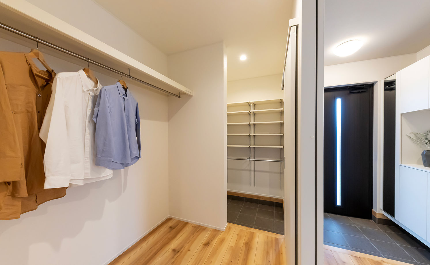 サティスホーム岐阜 【羽島郡×自由設計×モダンスタイル×間取図あり】幾重にも描く回遊動線上に設備も収納も配置した快適な家の建築実例画像4