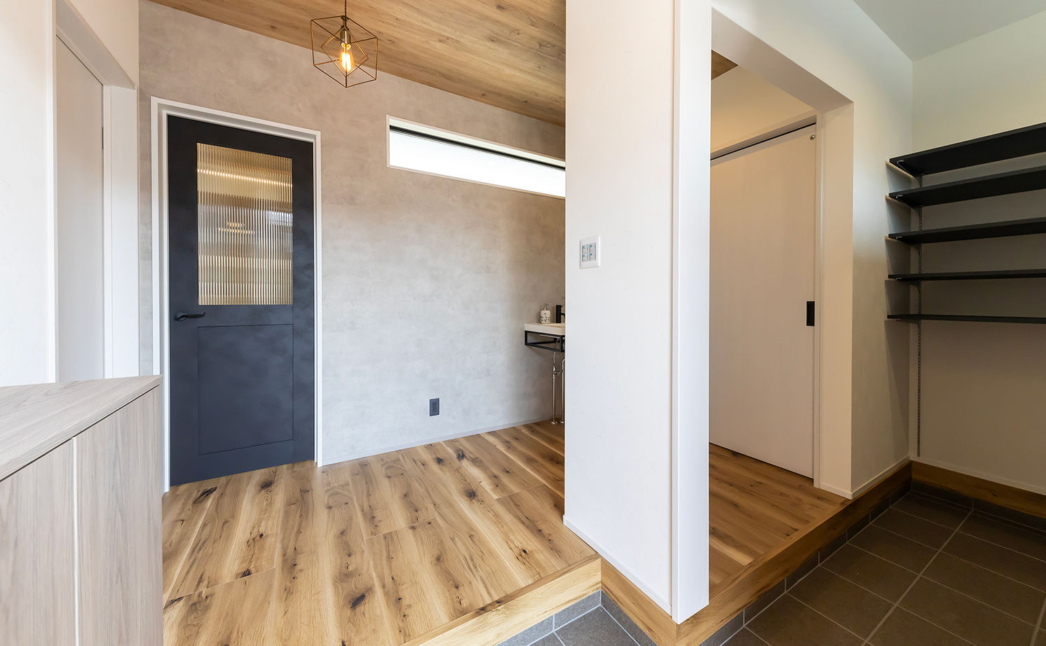 サティスホーム岐阜 【岐阜市×平屋】プライバシーを守り陽光も取り入れる、テラスをコの字型に囲んだ外に閉じ内に開く平屋の建築実例画像3