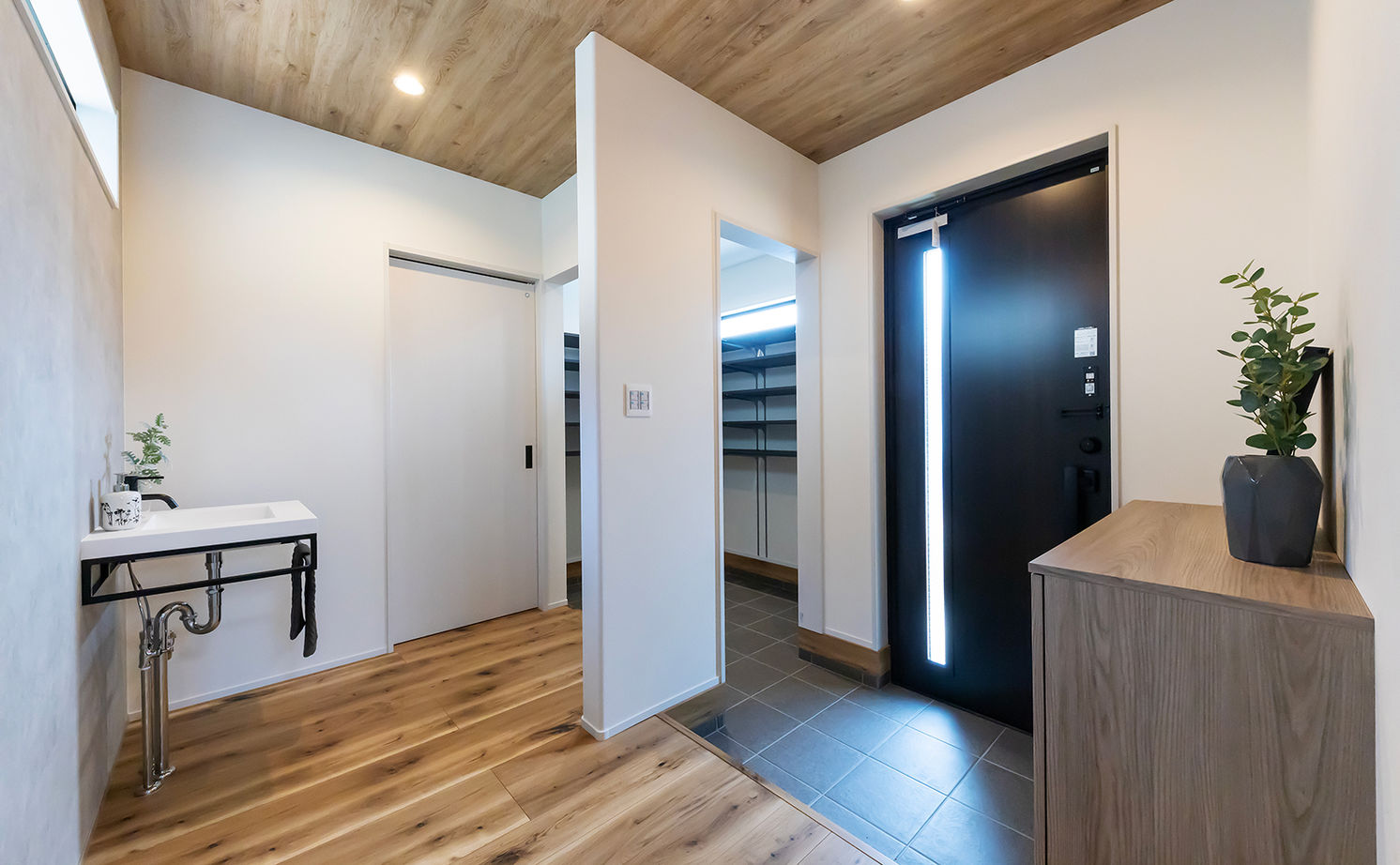 サティスホーム岐阜 【岐阜市×平屋】プライバシーを守り陽光も取り入れる、テラスをコの字型に囲んだ外に閉じ内に開く平屋の建築実例画像4