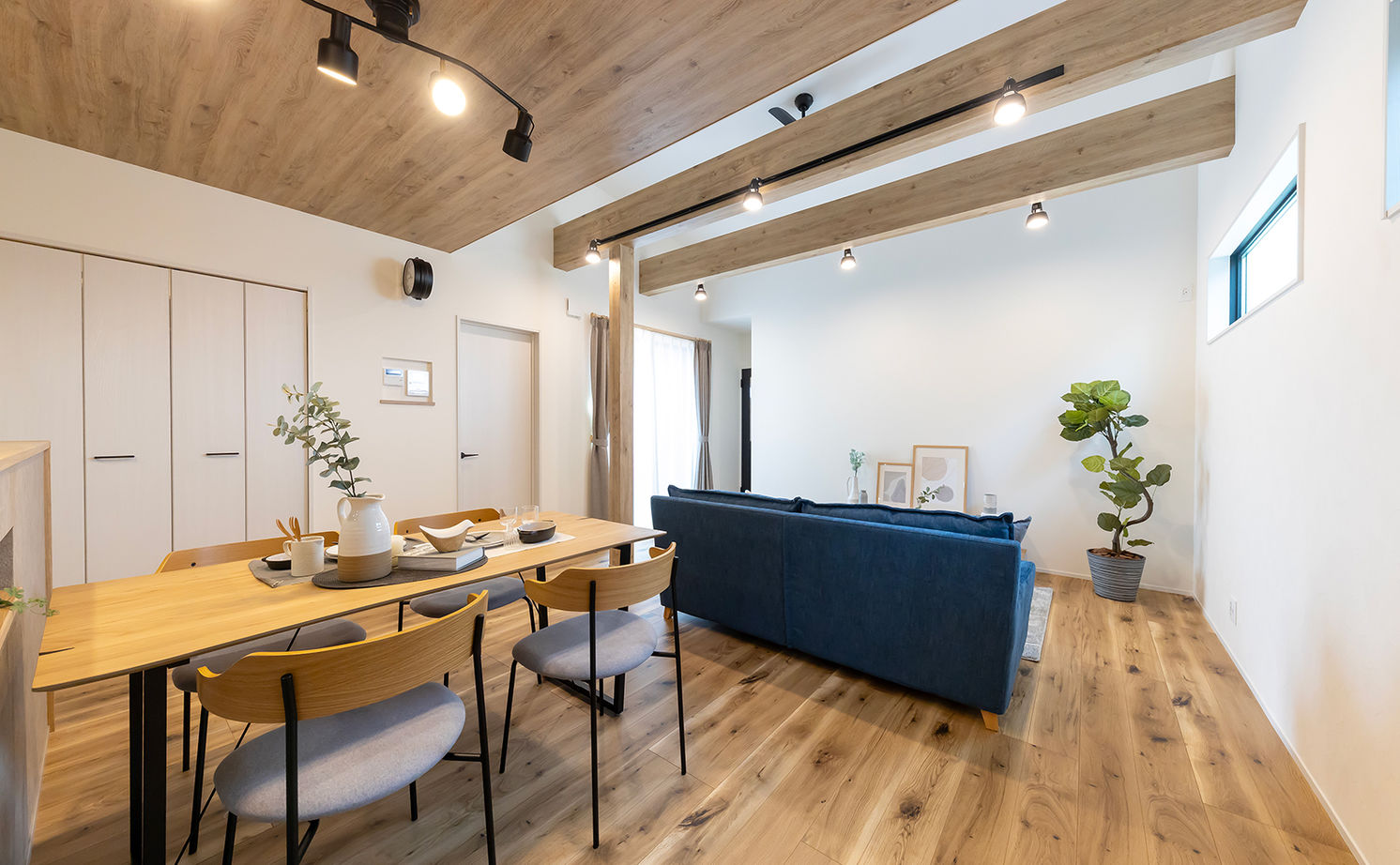 サティスホーム岐阜 【岐阜市×平屋】プライバシーを守り陽光も取り入れる、テラスをコの字型に囲んだ外に閉じ内に開く平屋の建築実例画像6