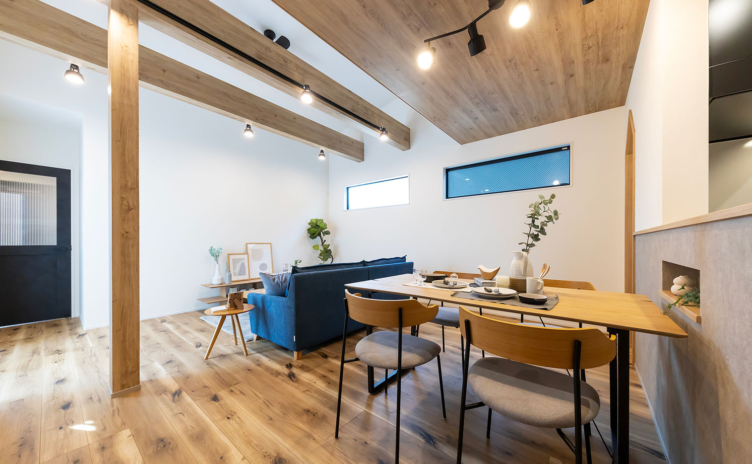 サティスホーム岐阜 【岐阜市×平屋】プライバシーを守り陽光も取り入れる、テラスをコの字型に囲んだ外に閉じ内に開く平屋の建築実例画像8