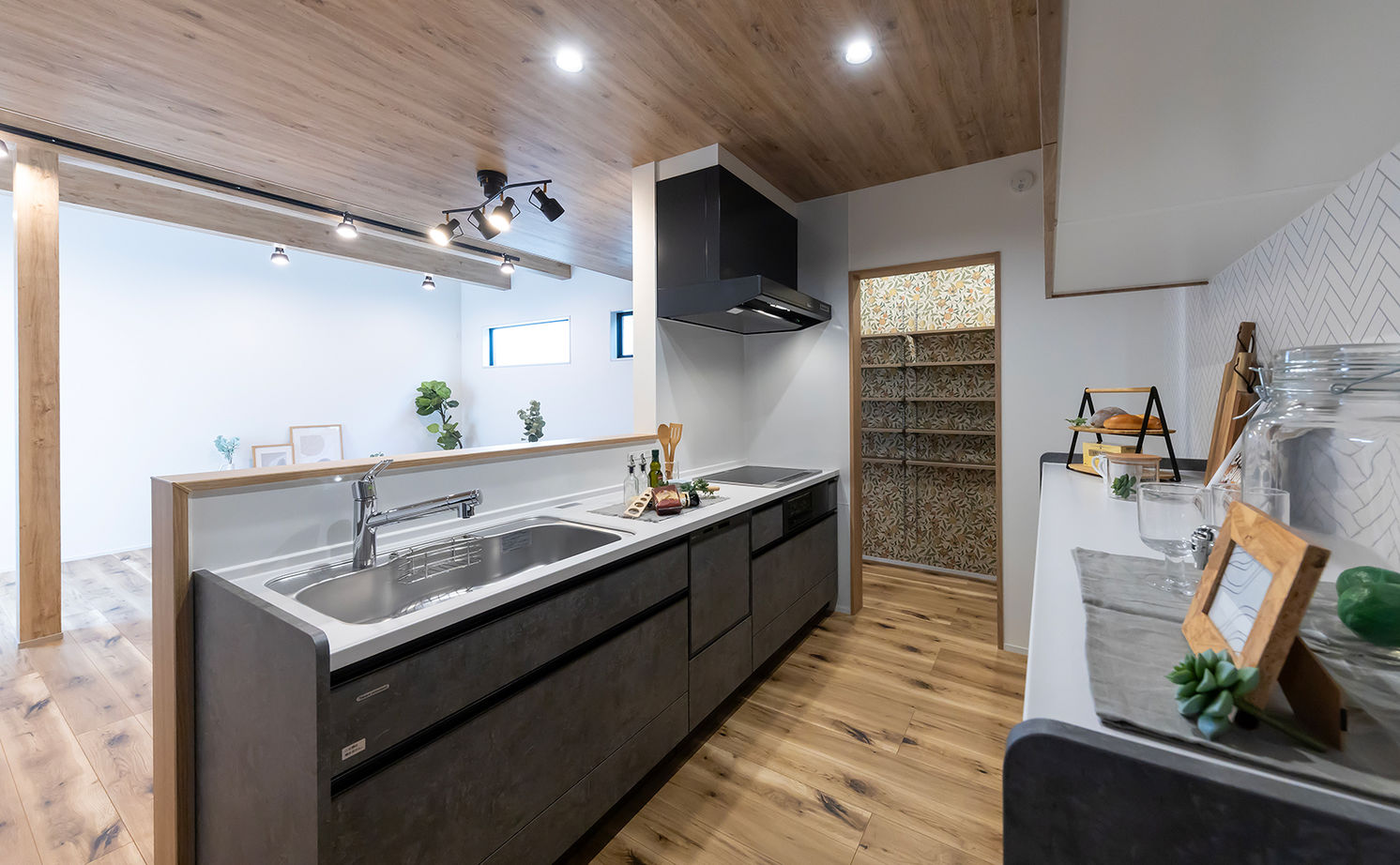 サティスホーム岐阜 【岐阜市×平屋】プライバシーを守り陽光も取り入れる、テラスをコの字型に囲んだ外に閉じ内に開く平屋の建築実例画像10