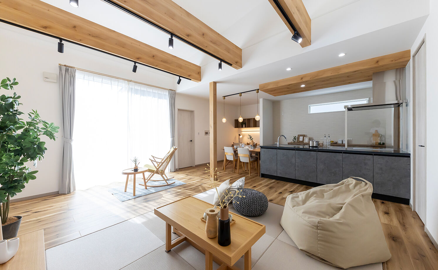 サティスホーム岐阜 【揖斐郡×平屋×間取り図有】平屋はフロアのゾーニングが快適生活の決め手。そこで「コの字型」を採用！の建築実例画像2