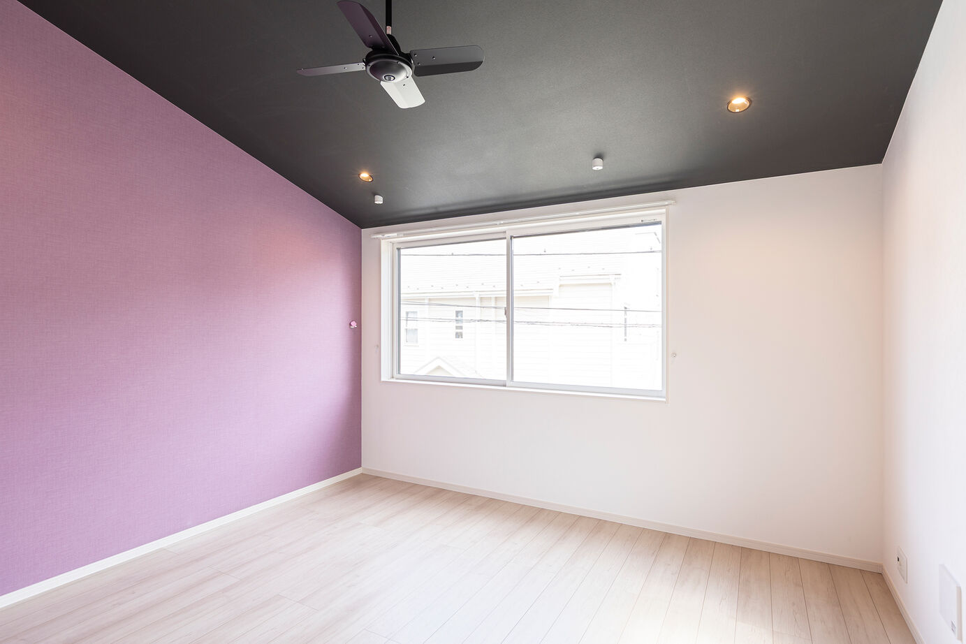 テイクアンドフォー 【賃貸併用／ビルトインガレージ】海を愉しむ仕掛けがいくつも。立地を活かした賃貸併用ガレージハウスの建築実例画像3