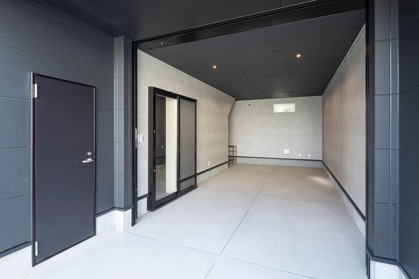 テイクアンドフォー 【賃貸併用／ビルトインガレージ】海を愉しむ仕掛けがいくつも。立地を活かした賃貸併用ガレージハウスの建築実例画像6