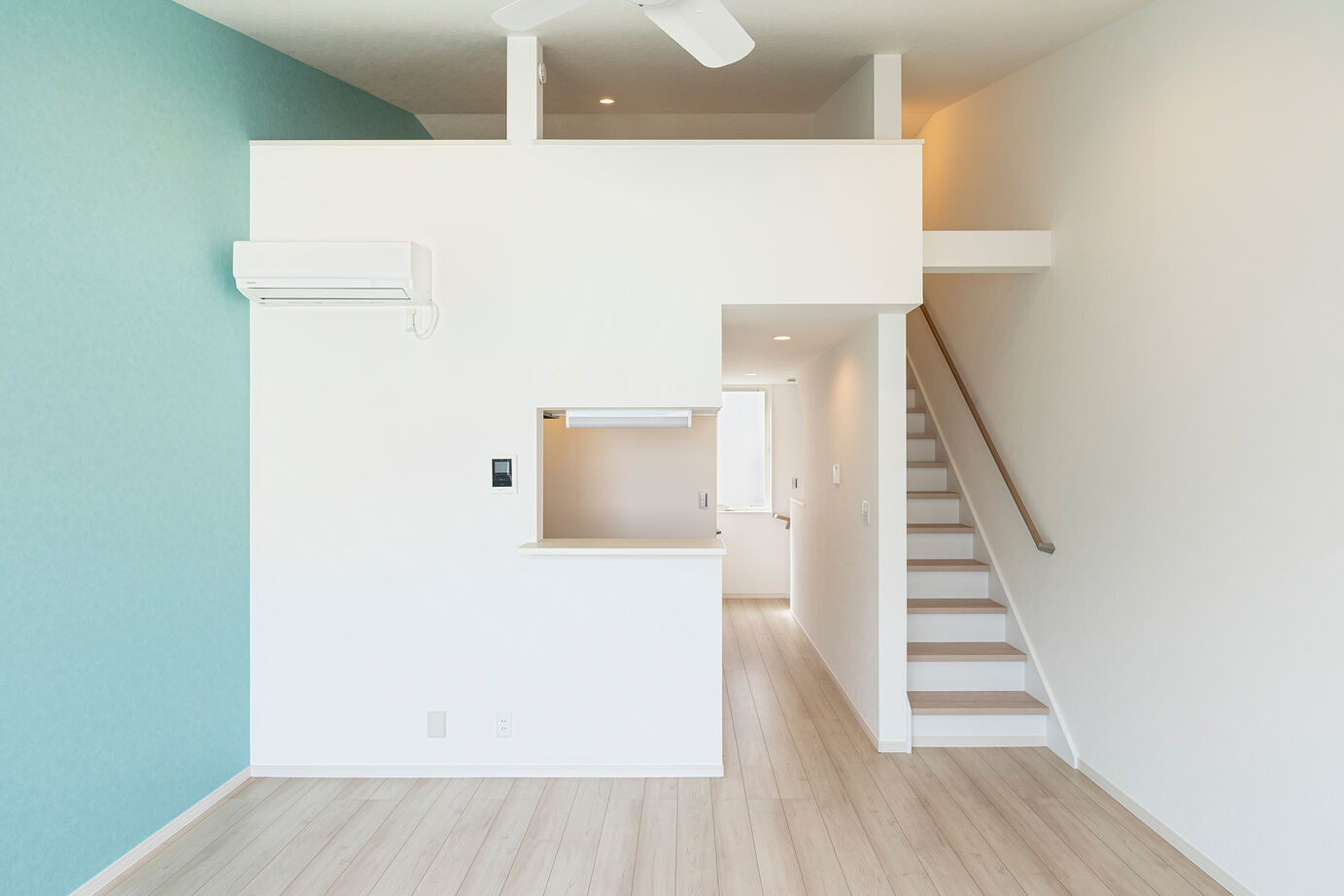 テイクアンドフォー 【賃貸併用／ビルトインガレージ】海を愉しむ仕掛けがいくつも。立地を活かした賃貸併用ガレージハウスの建築実例画像9