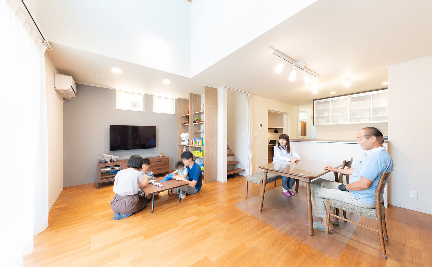 小嶋工務店 TOKYO WOOD 【間取りあり/60坪台/4000万円台/二世帯住】程よい距離感で、暮らしを大切に。完全分離のテラスハウス仕様の建築実例画像2