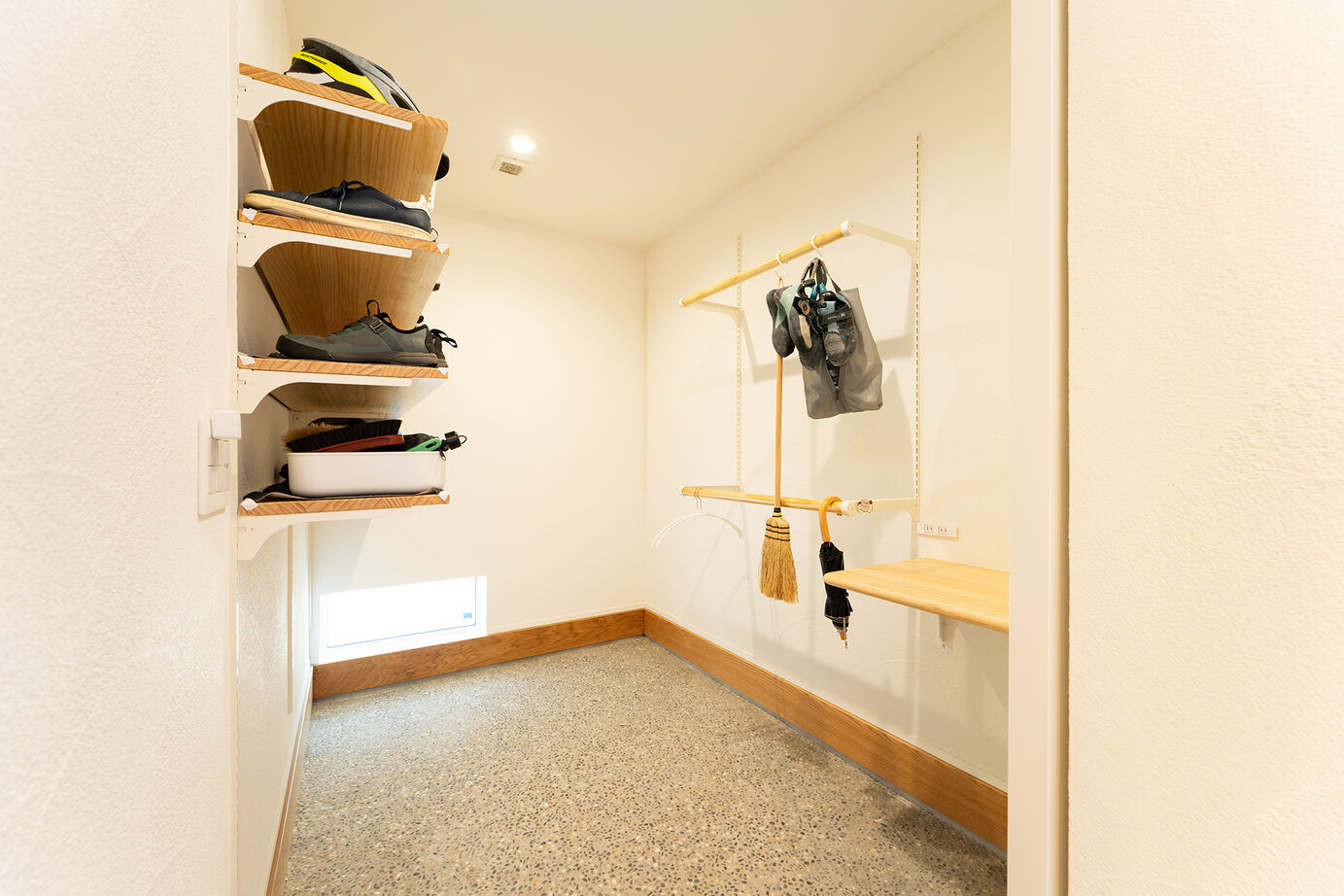 小嶋工務店 TOKYO WOOD 【間取り図あり/20坪台/3000万円台】「次はどのルート？」陽の光と自然素材に包まれた、趣味を楽しむ家の建築実例画像10