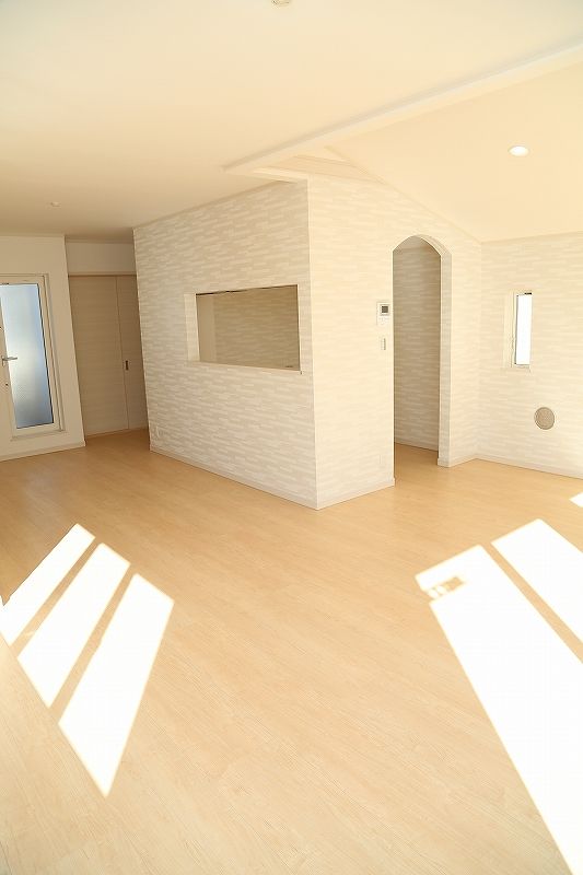 ジャパンホーム（J-style） 【1000万円台/4LDK+小屋裏収納/リビングイン階段/L字型間取り図】2階リビングを暮らしの軸にした家の建築実例画像2