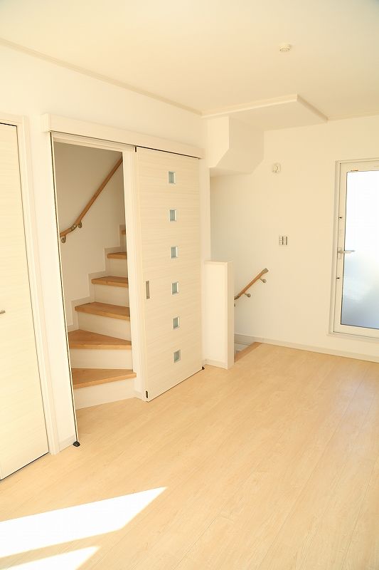 ジャパンホーム（J-style） 【1000万円台/4LDK+小屋裏収納/リビングイン階段/L字型間取り図】2階リビングを暮らしの軸にした家の建築実例画像3