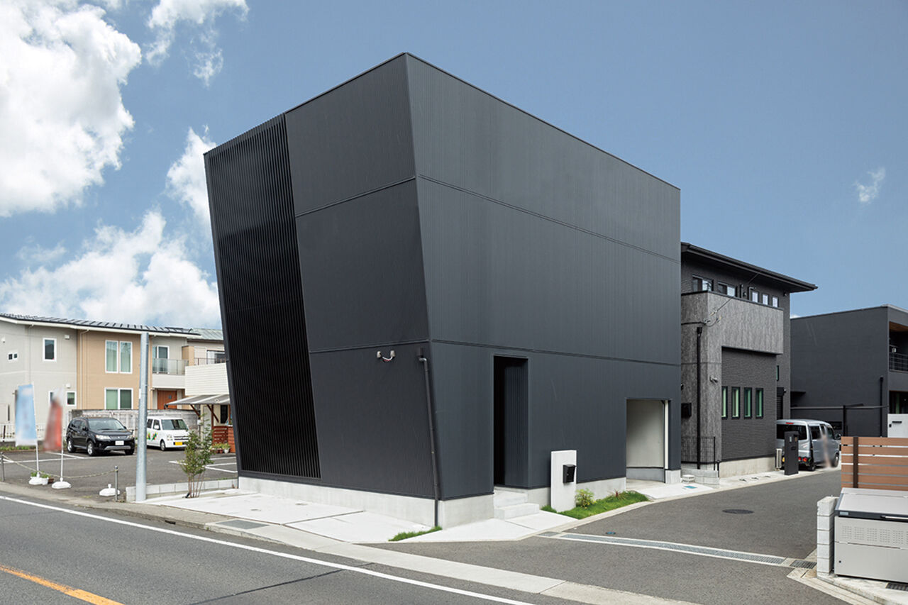 一級建築士事務所　SARA HOME桜建築事務所 【3000万円台｜C値0.5｜UA値0.71｜間取り｜ビルトイン｜吹抜け】室内から愛車を眺められるガレージハウスの建築実例画像2