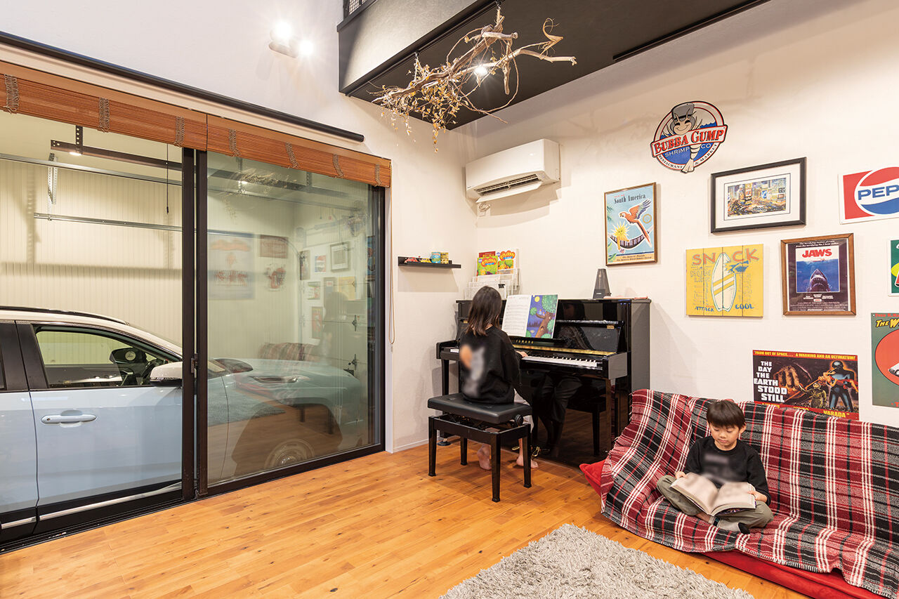 一級建築士事務所　SARA HOME桜建築事務所 【3000万円台｜C値0.5｜UA値0.71｜間取り｜ビルトイン｜吹抜け】室内から愛車を眺められるガレージハウスの建築実例画像5