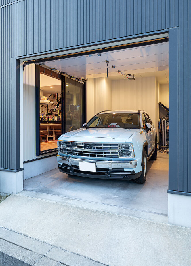 一級建築士事務所　SARA HOME桜建築事務所 【3000万円台｜C値0.5｜UA値0.71｜間取り｜ビルトイン｜吹抜け】室内から愛車を眺められるガレージハウスの建築実例画像6