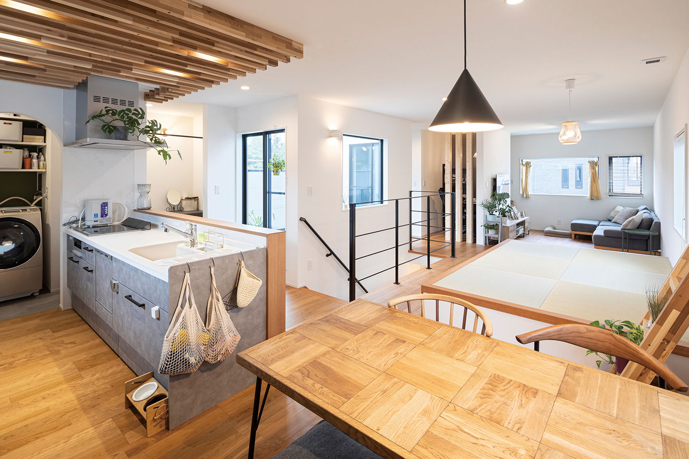 一級建築士事務所　SARA HOME桜建築事務所 【2800万円台／C値0.21／UA値0.41／家事動線／間取図有】バルコニーの開放感とスムーズ動線の二世帯住宅の建築実例画像3