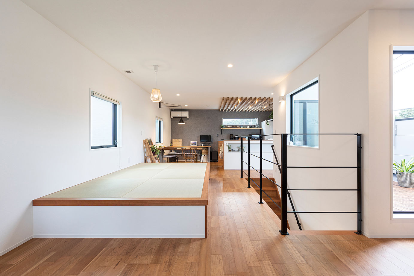 一級建築士事務所　SARA HOME桜建築事務所 【2800万円台／C値0.21／UA値0.41／家事動線／間取図有】バルコニーの開放感とスムーズ動線の二世帯住宅の建築実例画像6